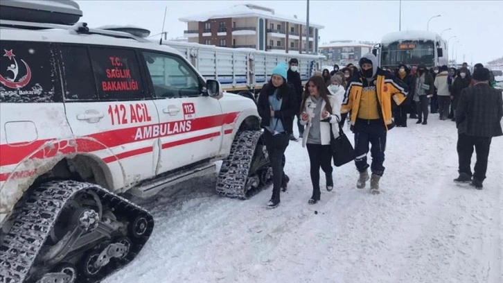 Aksaray'da üniversite öğrencileri final sınavlarına paletli ambulansla yetiştirildi