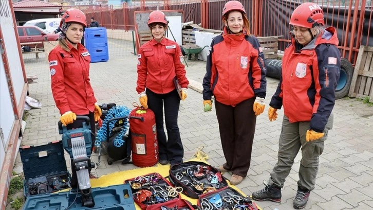 AKUT'un kadın gönüllüleri hayat kurtarabilmek için erkeklerle omuz omuza çalışıyor