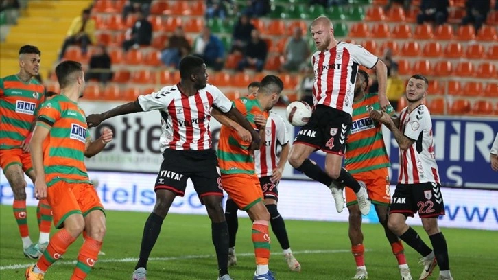 Alanyaspor evinde 3 puanı 3 golle aldı