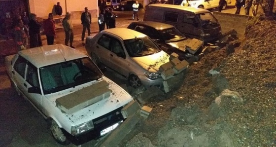Alaplı'da istinat duvarı çöktü, araçlar zarar gördü