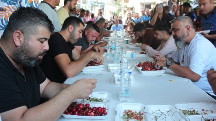 Alaşehir'de kiraz yeme yarışması yapıldı