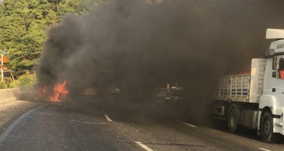 Alev topuna dönen otomobilden son anda kurtuldular