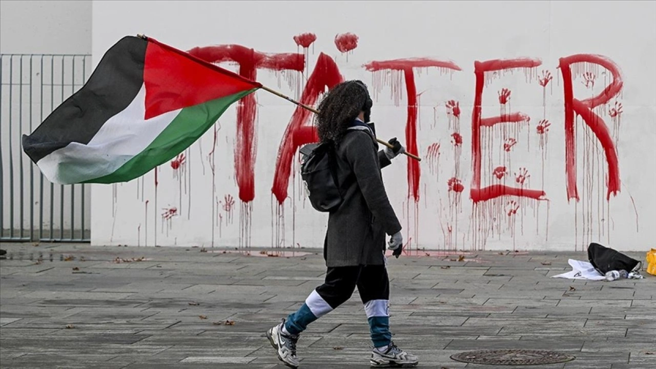 Almanya'da Filistin destekçileri BaÅŸbakanlık binasına kırmızı boyayla "failler" yazdı