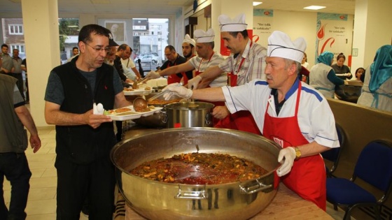 Almanya'da toplu iftar verilen camilere yoğun ilgi