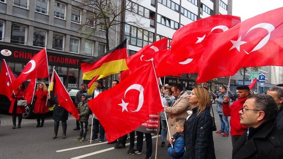 Almanya'da Türk çocukların hakları için gösteri