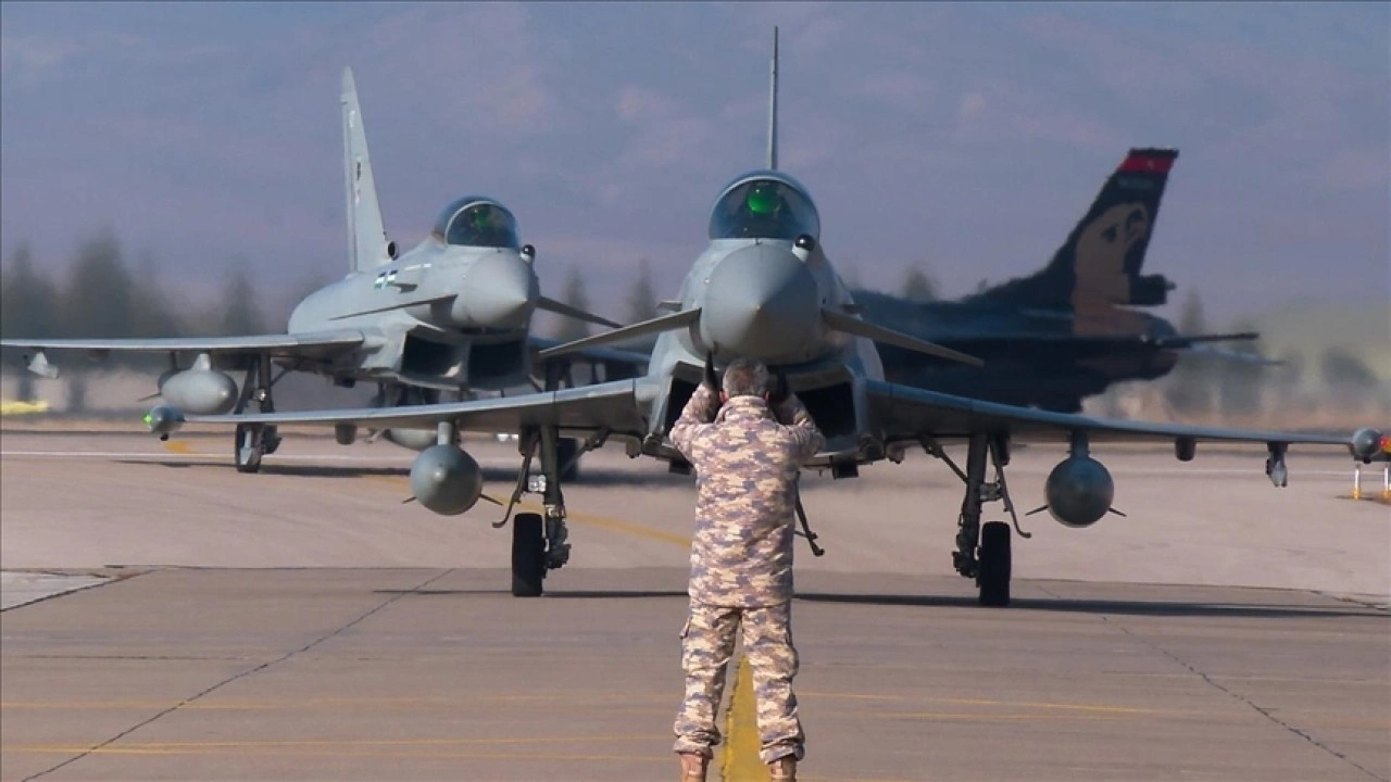 Almanya, Polonya'da Eurofighter uçakları konuşlandıracak