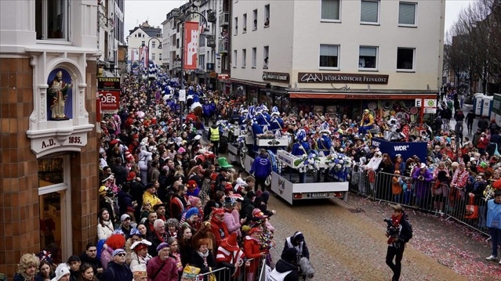 Almanya'da '5. Mevsim' karnaval geçidi yapıldı