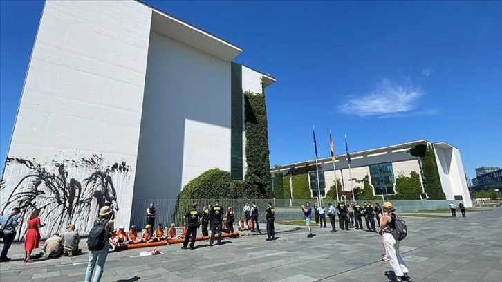 Almanya'da çevreciler Başbakanlık binasının dış cephesini siyah renkle boyadı