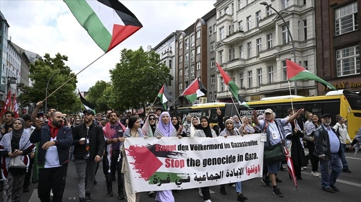 Almanya'da öğrenciler, İsrail'in Gazze'ye saldırılarını protesto etti