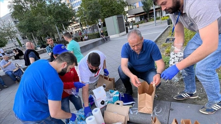 Almanya'da Türk gençleri sokakta yaşayanlara gıda yardımında bulundu