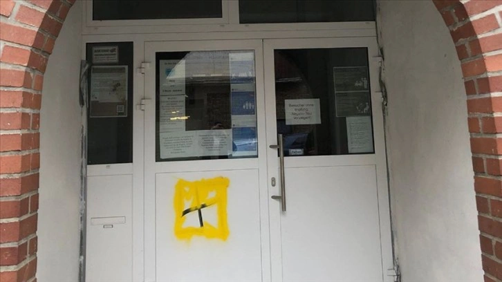 Almanya'nın Dortmund kentinde cami kapısına gamalı haç çizildi