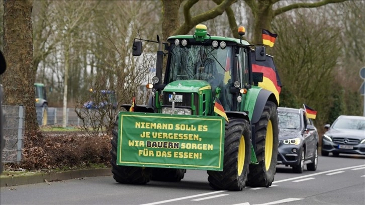 Almanya'nın Düsseldorf kentinde çiftçiler hükümeti protesto etti