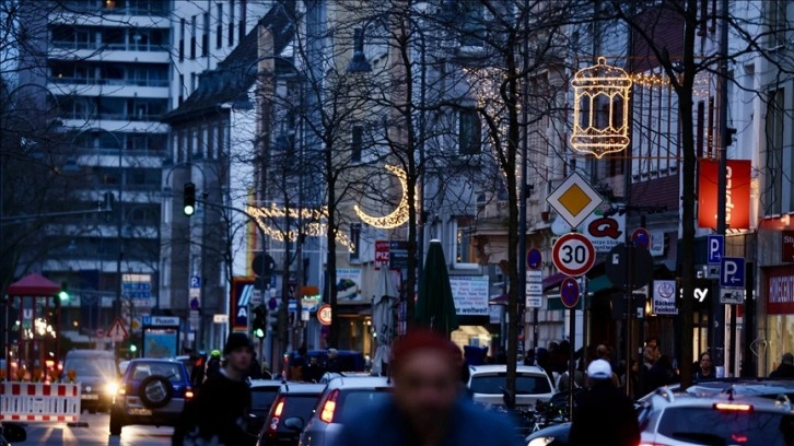 Almanya'nın Köln kentinde bir cadde Ramazana özel aydınlatıldı