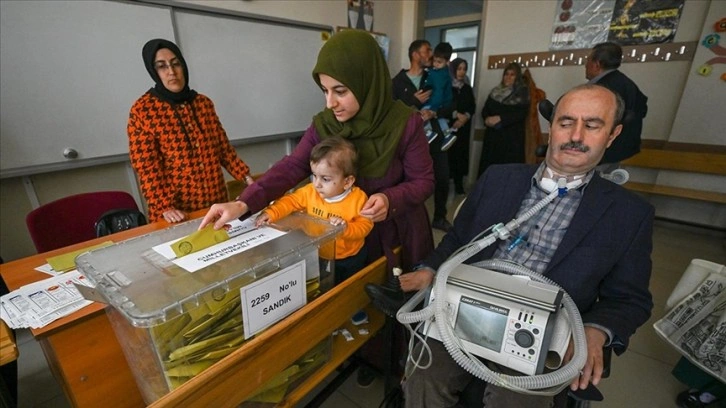 ALS hastası mühendis, solunum cihazıyla oy kullanmaya geldi