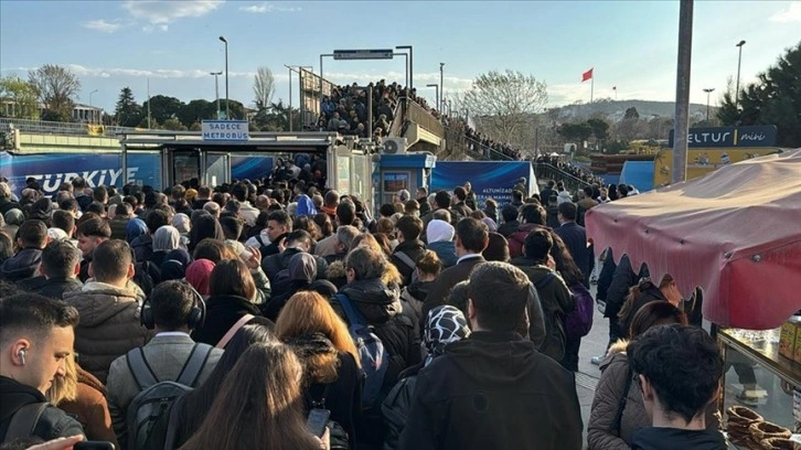 Altunizade'de metrobüs arızası nedeniyle yoğunluk oluştu