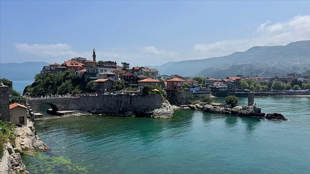 Amasra, bayram tatilinde nüfusunun 10 katı misafir ağırlıyor