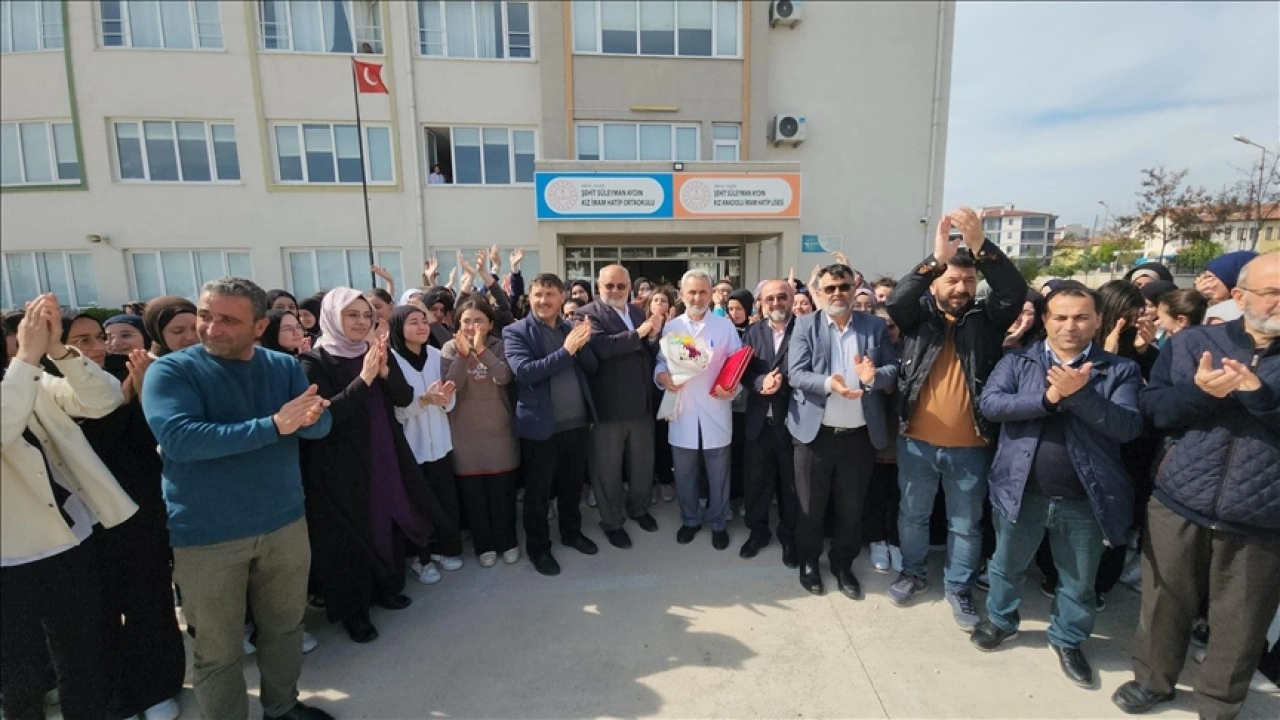 Amasya'da 39 yıllık meslek hayatının ardından emekli olan öğretmene duygulandıran veda