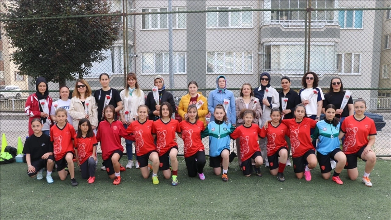 Amasya'da kadın futbolcular, antrenmanda annelerinin Anneler Günü'nü kutladı