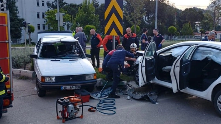 Amasya'da iki otomobil çarpıştı, 5 kişi yaralandı