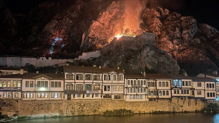 Amasya'da tarihi Kızlar Sarayı'nda çıkan yangına müdahale ediliyor