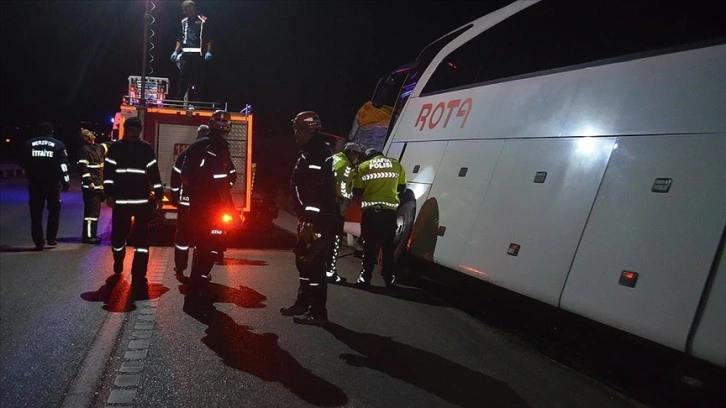 Amasya'da yolcu otobüsü ile tırın çarpıştığı kazada 2 kişi öldü, 20 kişi yaralandı
