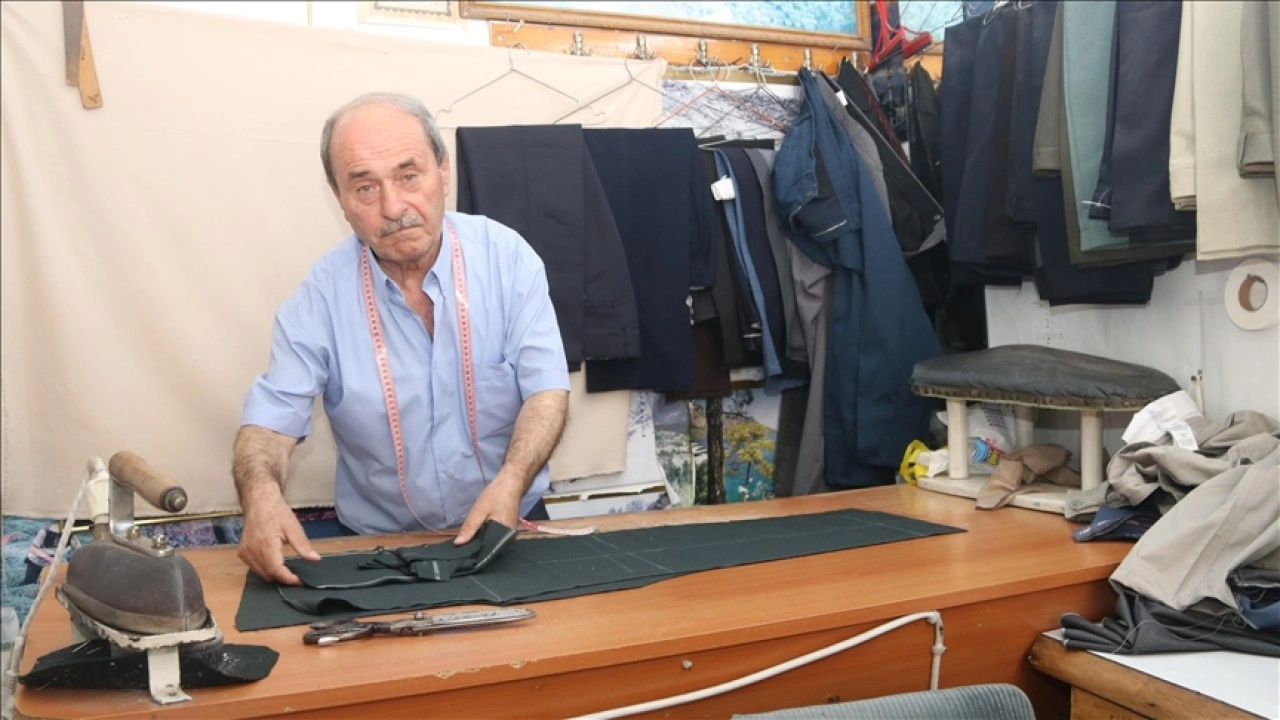 Amasyalı terzi, 55 yıldır elinden iğne, iplik ve makası bırakmıyor