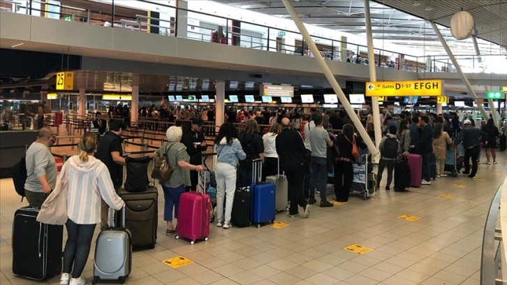 Amsterdam Schiphol Havalimanı'ndaki yoğunluğa çözüm bulunamıyor