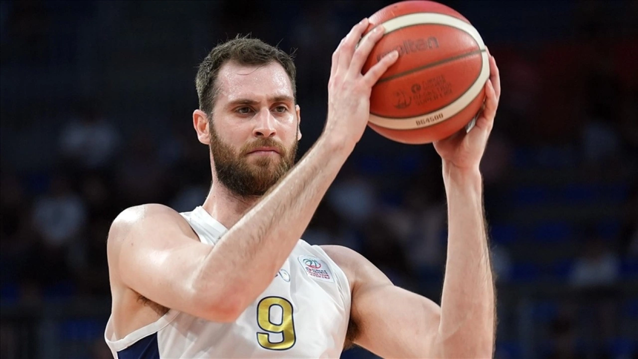 Anadolu Efes, Georgios Papagiannis'i renklerine bağladı