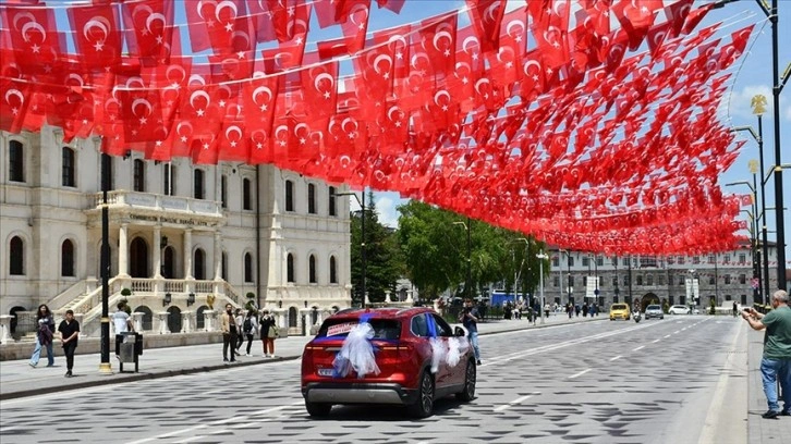 'Anadolu kırmızısı' Togg depremzede kardeşlerin sünnet arabası oldu