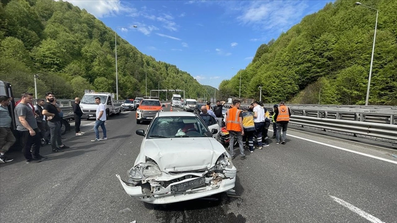 Anadolu Otoyolu'nda otomobil ile oto kurtarıcısının karıştığı kazada 3 kişi yaralandı