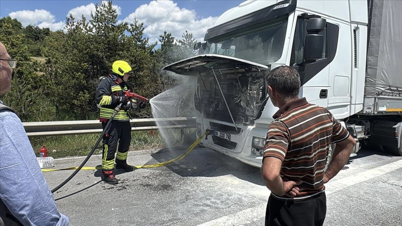 Anadolu Otoyolu'nun Bolu kesiminde seyir halindeki tır yandı