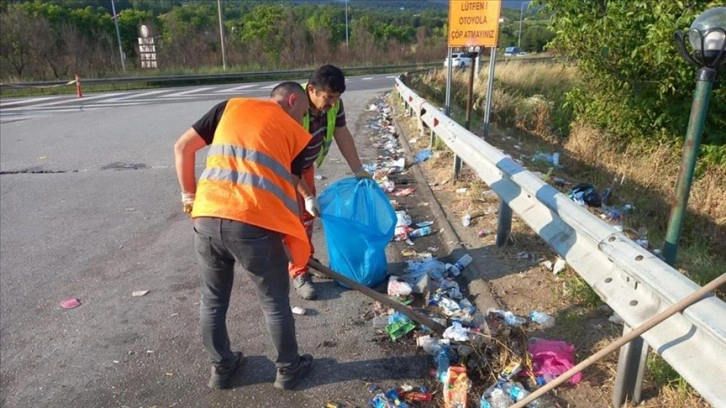 Anadolu Otoyolu, tatilcilerden geriye kalan çöpler ve kirlilikten temizlendi