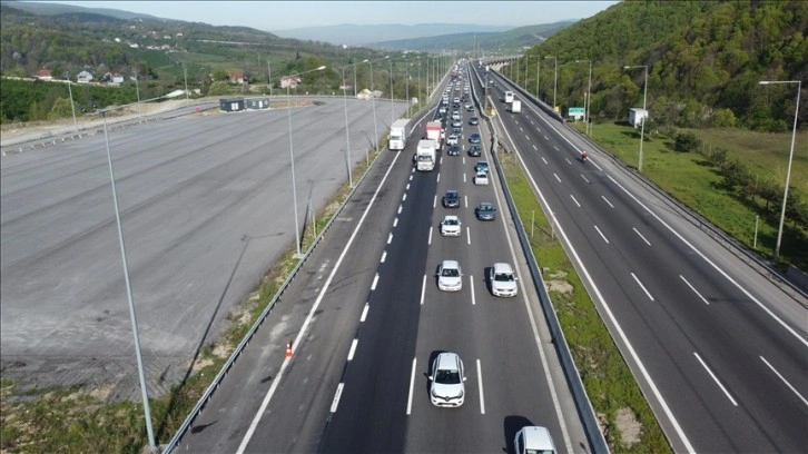 Anadolu Otoyolu'nda bayram tatili nedeniyle trafikte akıcı yoğunluk yaşanıyor