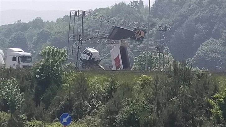Anadolu Otoyolu'nda kamyonun açık kalan damperi uyarı levhasına çarptı
