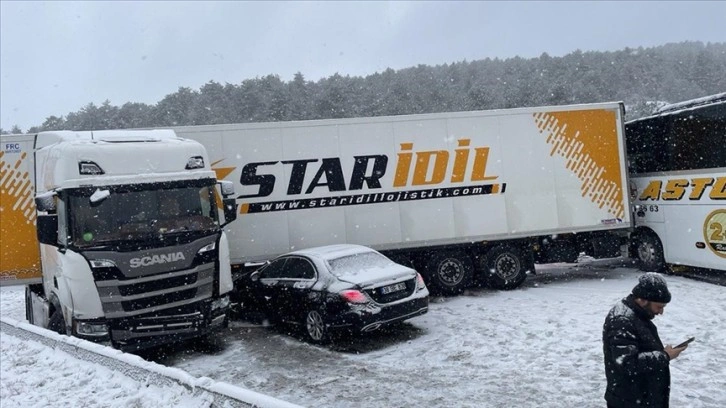 Anadolu Otoyolu'nun Bolu kesiminde 6 aracın karıştığı kazada 5 kişi yaralandı