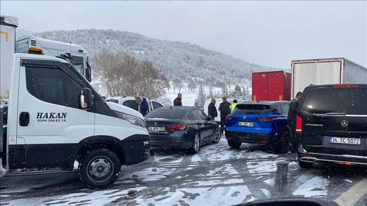 Anadolu Otoyolu'nun Bolu kesiminde zincirleme kaza ulaşımı aksattı