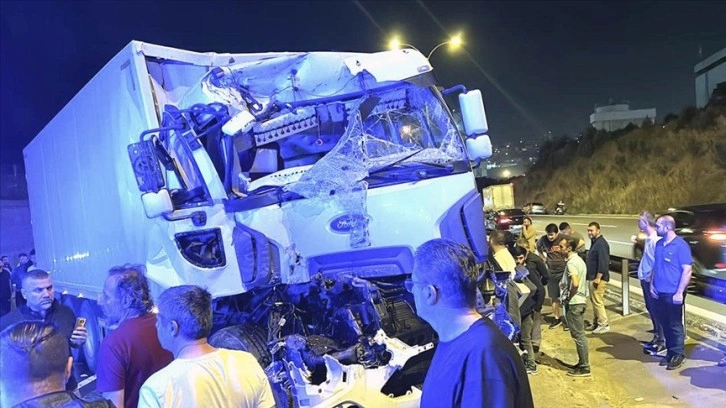 Anadolu Otoyolu'nun Kocaeli kesimindeki trafik kazasında 4 kişi yaralandı