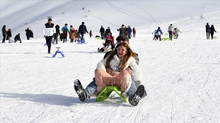 Anadolu'nun kayak zirveleri sezonu 'dolu dolu' geçirdi