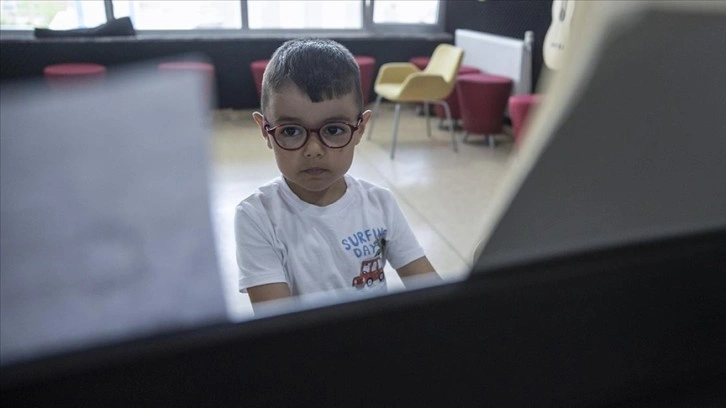 Anaokulu öğrencisi "küçük piyanist" Demirhan yeteneğiyle hayran bırakıyor