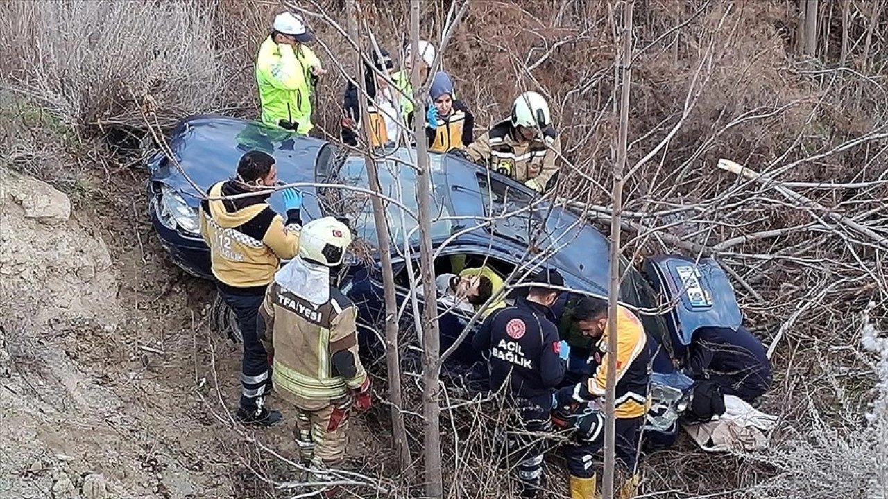 Ankara'da devrilen otomobildeki 3 kişi &ouml;ld&uuml;