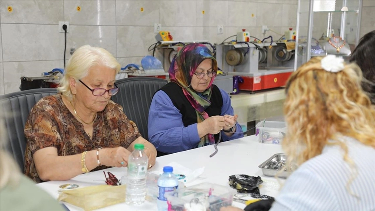 Ankara'da kadınlar agat taşını özel tekniklerle takılara dönüştürüyor
