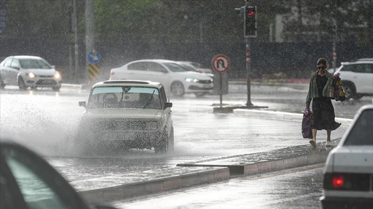 Ankara'da sağanak ve fırtına etkili oldu