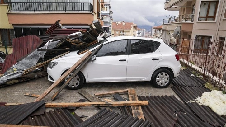 Ankara'da fırtınadan çatılar uçtu, ağaçlar devrildi