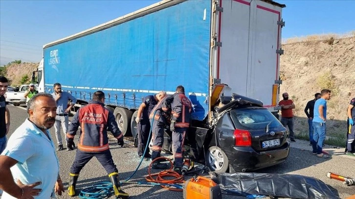 Ankara'da park halindeki tıra çarpan otomobildeki 4 kişi öldü 1 kişi yaralandı