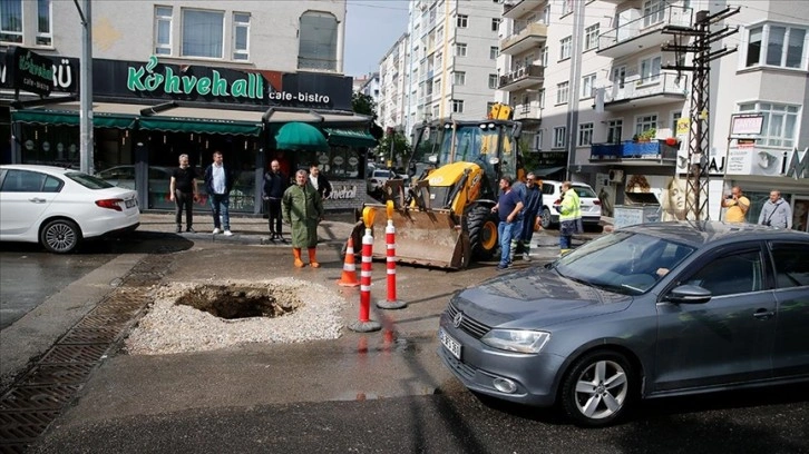 Ankara'da sağanak nedeniyle yol çöktü