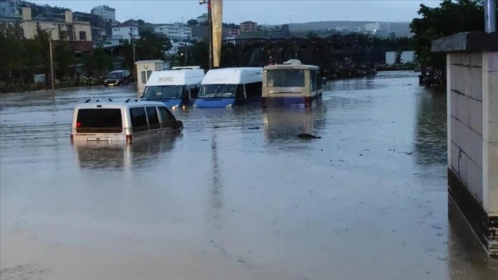 Ankara'nın Akyurt ilçesinde sağanak nedeniyle araçlar yolda kaldı, ev ve işyerlerini su bastı