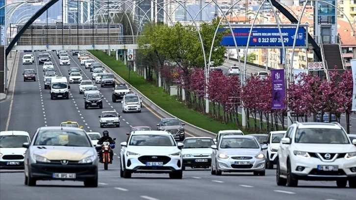 Ankara'ya giriş noktalarında bayram tatili dönüşü trafik yoğunluğu dikkati çekiyor