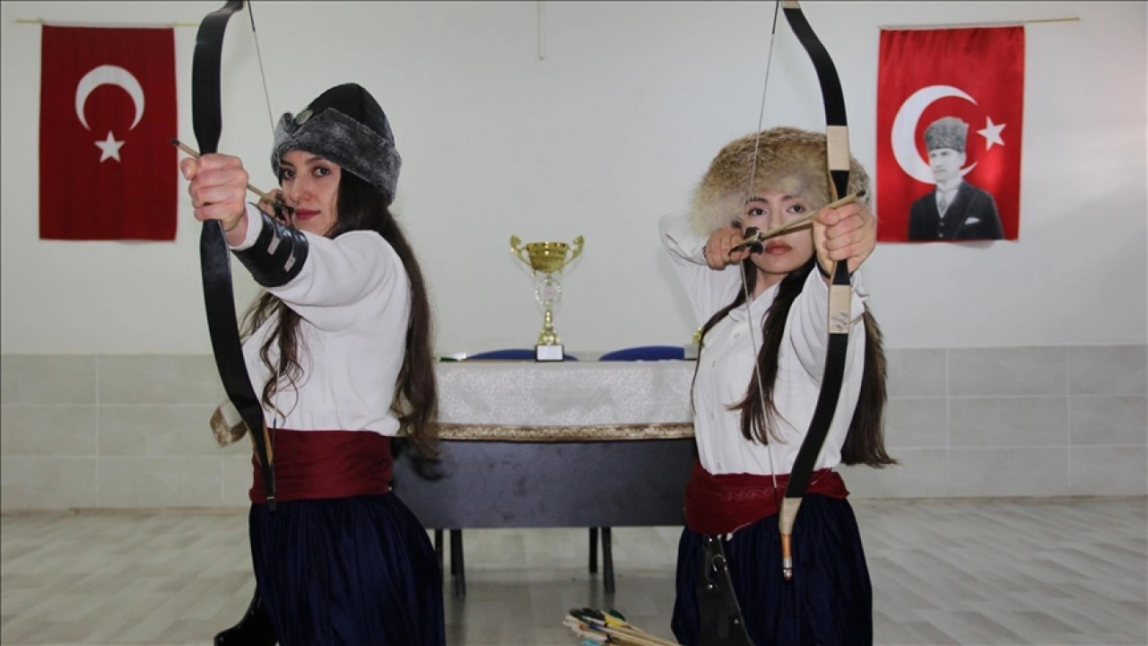 Anne kız Geleneksel Türk Okçuluğu'nda aynı hedefe ok atıyor