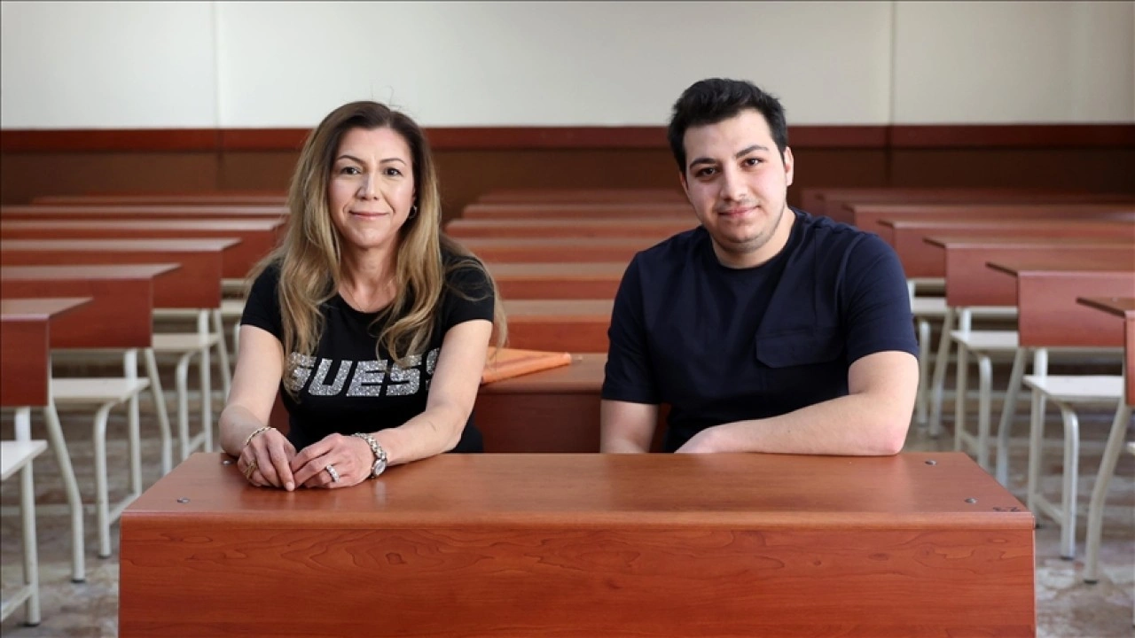 Anne oğul aynı üniversitede eğitim görüyor