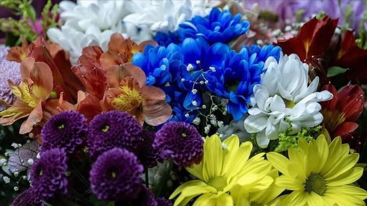 Anneler için dükkanlar rengarenk çiçeklerle süslendi